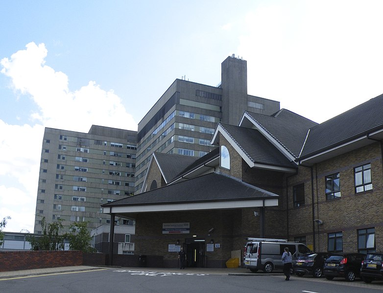 jessop_wing_entrance_tree_root_walk_broomhill_sheffield _-_ geograph-3814639.jpg