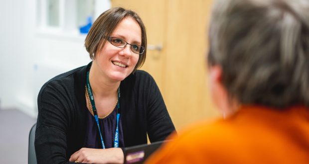 Bob苹果在家庭活动中的虐待护士 在夜间保护的家庭中 Bob体育app Bob体育app 下载 Bob体育app 下载ios